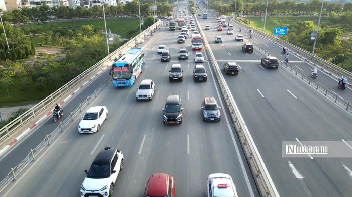 Ngay sau đó tình trạng ùn ứ liên tục diễn ra, các tài xế đều giữ khoảng cách nên dòng phương tiện thường kéo dài từ đường Võ Chí Công và cầu Nhật Tân. Trao đổi với phóng viên, một lái xe công nghệ cho biết việc cắm biển giữ khoảng cách đã khiến cho dòng phương tiện di chuyển cách xa nhau, bình thường di chuyển lên sân bay thời gian sẽ khoảng 45 phút nhưng khi có biển việc di chuyển tương đối chậm lại.