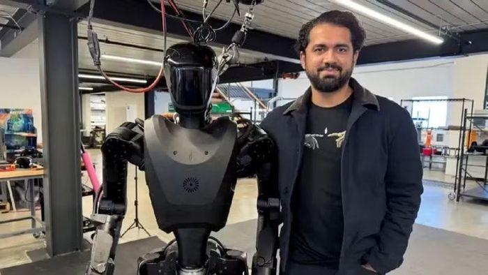 Ông chủ công ty FFI Sanket Patak cùng robot MK1 được quảng cáo đã được đưa tới Ukraine tham gia chiến đấu thực tế. Ảnh: QQnews.