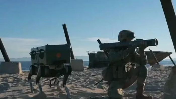 Robot 4 chân của Trung Quốc tham gia tập trận cùng binh sĩ. Ảnh: QQnews.