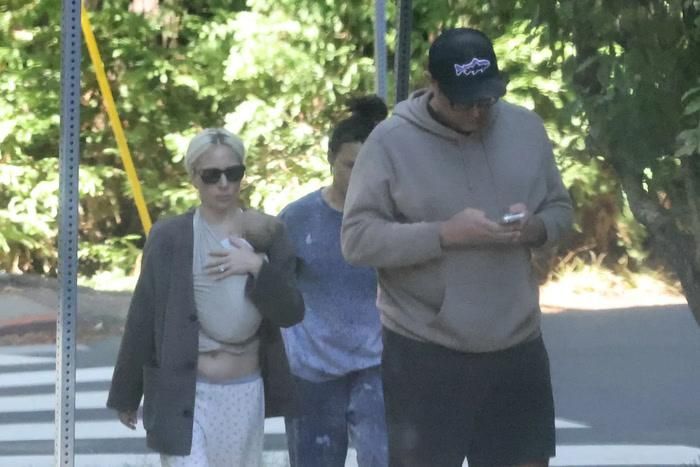 Lady Gaga và Michael Polansky lần đầu được bắt gặp xuất hiện cùng em bé trong một chuyến đi ở Bắc California.