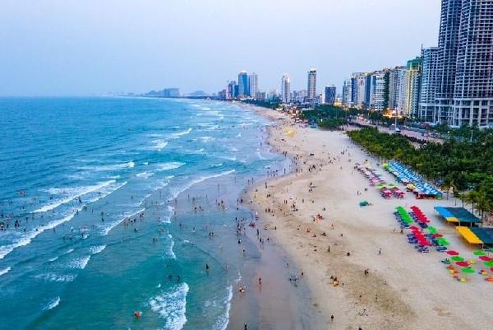 Bãi biển Mỹ Khê trong xanh. Ảnh: Sưu tầm