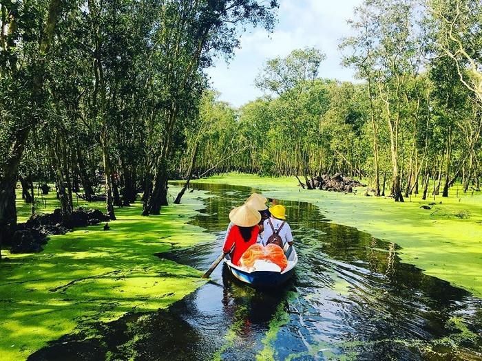 Ngồi thuyền ngắm vẻ đẹp của Cà Mau. Ảnh: báo Lao Động