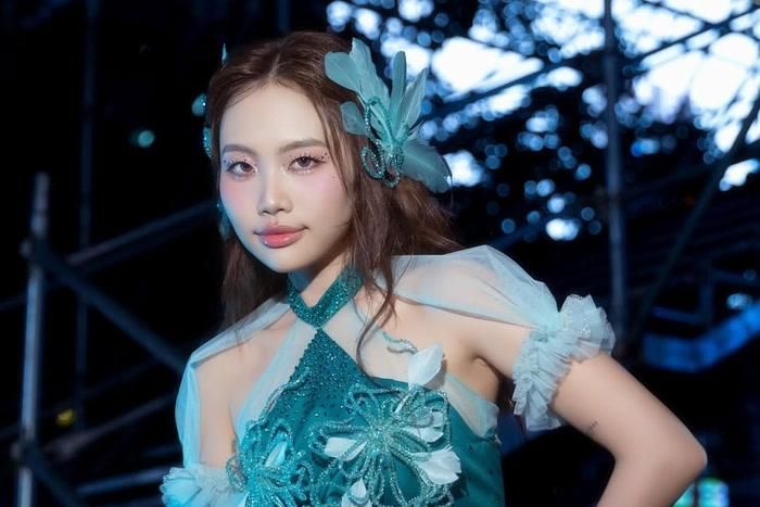 Tuổi 23 của Phương Mỹ Chi không chỉ được nhắc đến bằng những sản phẩm âm nhạc mà còn nằm ở cách nữ ca sĩ từng bước mở rộng không gian hoạt động.