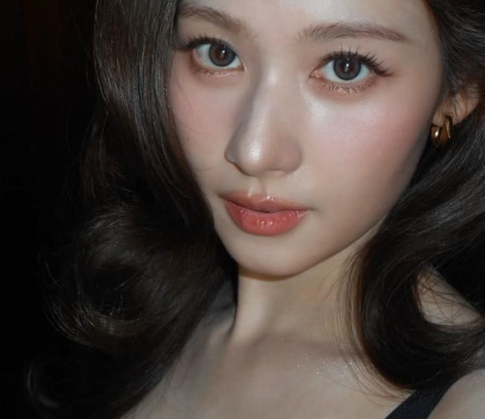Sana thường xuyên gây chú ý với hình ảnh thời trang đa dạng, từ ngọt ngào, nữ tính đến trưởng thành và quyến rũ.