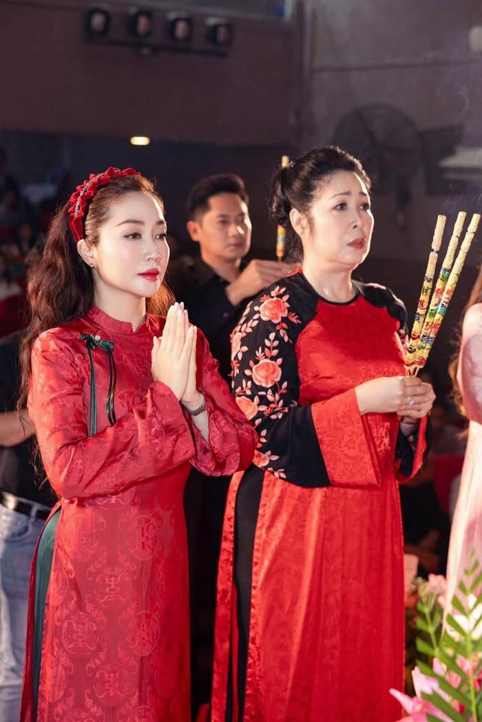 Với Cuốn Truyện Bị Đốt, NSND Hồng Vân tiếp tục khai thác chất liệu lịch sử và ký ức chiến tranh trên sân khấu. 