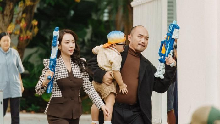 Bên cạnh yếu tố gây cười, Quý Tử Vượt Giàu tập trung vào khoảng cách giữa cha mẹ và con cái trong một gia đình có điều kiện. 