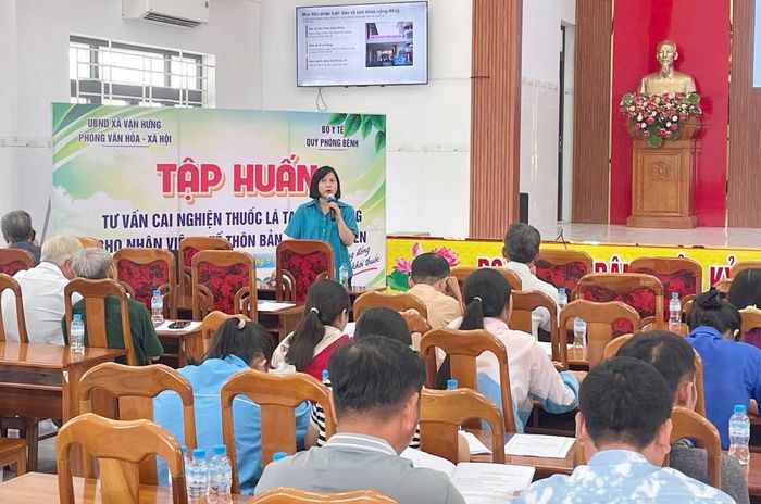 Tập huấn kỹ năng tư vấn cai nghiện thuốc lá tại cộng đồng cho nhân viên y tế thôn bản, cộng tác viên y tế xã.
