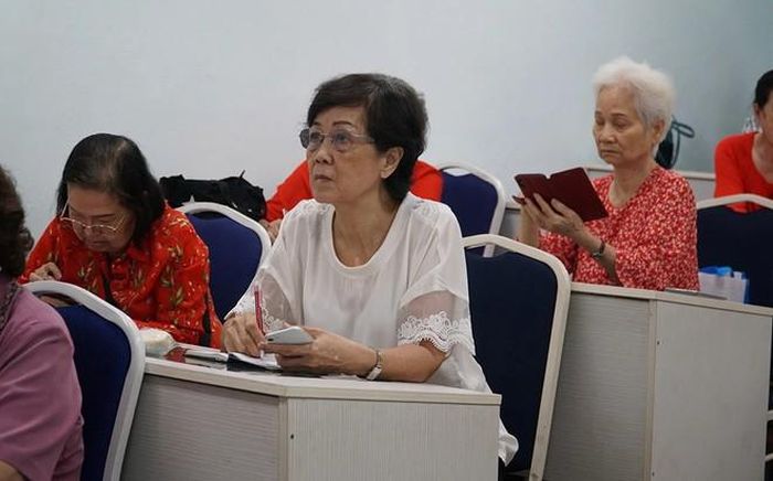 Một trong những giải pháp căn cơ và lâu dài nhất để giúp người cao tuổi không bị tụt lại phía sau chính là nâng cao trình độ, phổ cập kỹ năng số và kiến thức phòng chống tội phạm công nghệ cho các cụ.