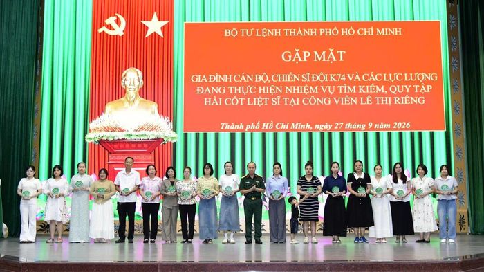 BTC trao quà động viên thân nhân cán bộ, chiến sĩ Đội K74 và các lực lượng đang thực hiện nhiệm vụ.