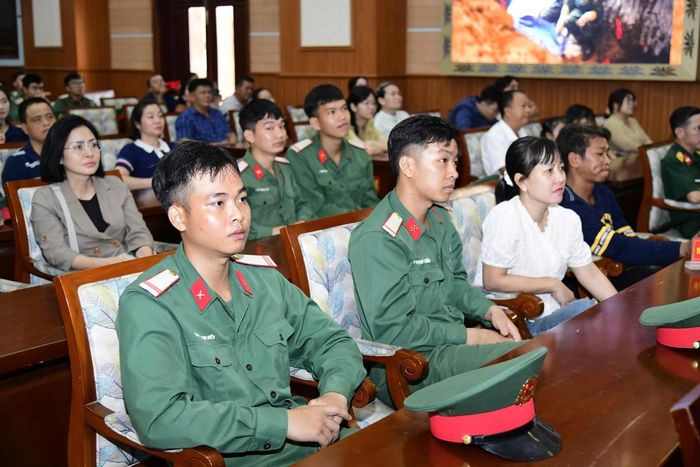 Cán bộ, chiến sĩ Đội K74 và các lực lượng tăng cường đang thực hiện nhiệm vụ tìm kiếm, quy tập, xác định danh tính hài cốt liệt sĩ; cùng thân nhân tại buổi gặp mặt