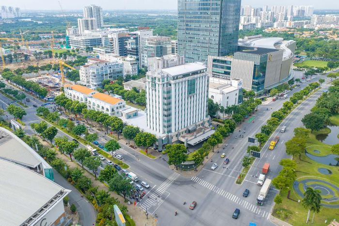 Lawrence S. Ting được đưa vào vận hành từ năm 2004, cao 12 tầng, tại số 801 đại lộ Nguyễn Văn Linh. Ảnh: PMH