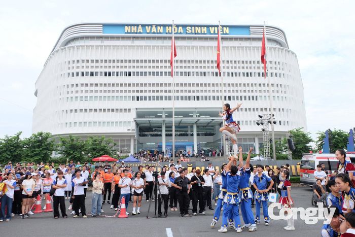 Đa dạng hoạt động chào mừng tân sinh viên.