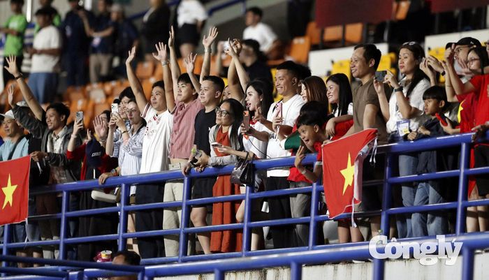 Niềm vui trên khán đài khi ĐT Việt Nam có bàn thắng khai thông thế bế tắc của Đình Bắc. Ảnh: Phạm Đình.