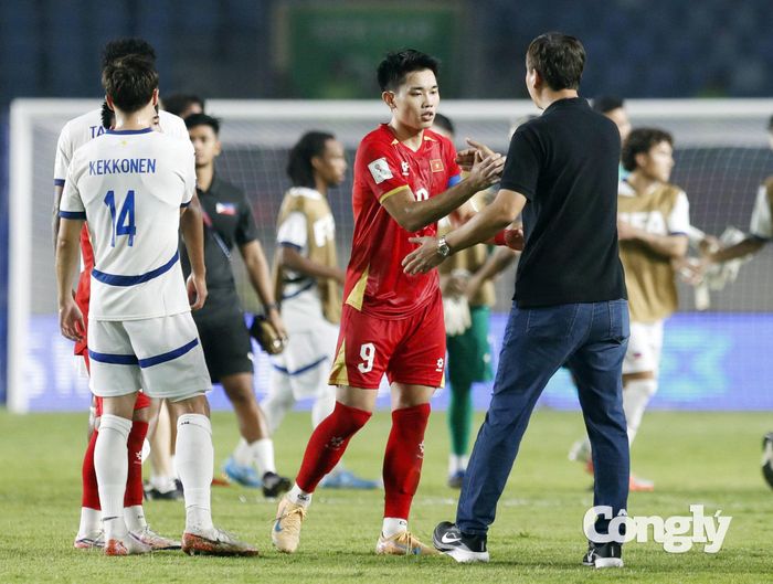 Nỗ lực bảo toàn tỉ số tối thiểu 1-0 của Đình Bắc và đồng đội đã hoàn thành. ĐT Việt Nam vượt qua Philippines bằng bàn thắng duy nhất của Đình Bắc. Ảnh: Phạm Đình.