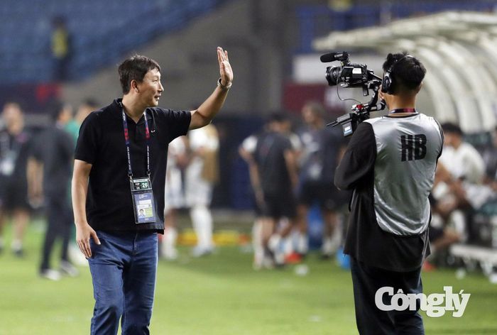 Chiến thắng 1-0 tuy chật vật nhưng mang về 3 điểm trọn vẹn, giúp thầy trò HLV Kim Sang-sik giải tỏa áp lực tâm lý. Vào lúc 19h30 ngày 29/9 tới, ĐT Việt Nam sẽ bước vào trận "chung kết sớm" của bảng đấu gặp đối thủ duyên nợ Thái Lan để cạnh tranh tấm vé duy nhất vào trận chung kết. Ảnh: Phạm Đình.
