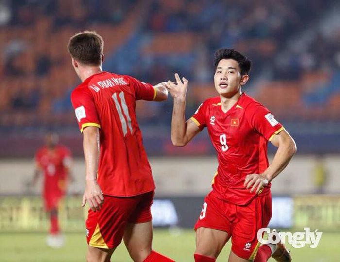 Chỉ hơn 1 phút sau pha dứt điểm của cầu thủ Philippines bóng chạm xà ngang khung thành thủ môn Lê Giang, tân binh Minh Hoàng có pha căng ngang vừa tầm để đình Bắc Ghi bàn 1-0 cho đoàn quân áo đỏ. Ảnh: Phạm Đình.