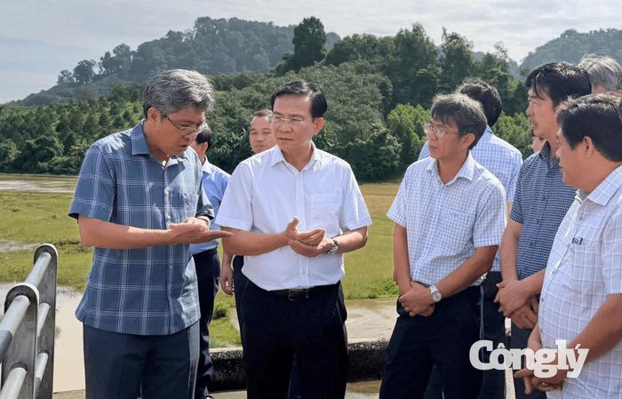 Chủ tịch UBND tỉnh Hồ Văn Mười kiểm tra tình hình phòng, chống thiên tai tại khu vực Đập dâng Tà Pao, xã Đồng Kho.