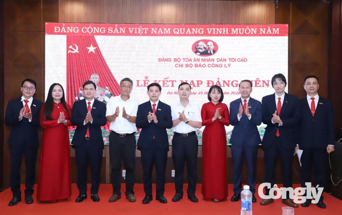 Các đồng chí lãnh đạo Báo Công lý và đại biểu chụp ảnh lưu niệm cùng 3 đảng viên mới