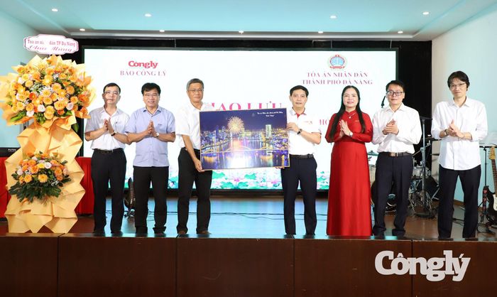 TAND thành phố Đà Nẵng trao quà tặng kỷ niệm Báo Công lý