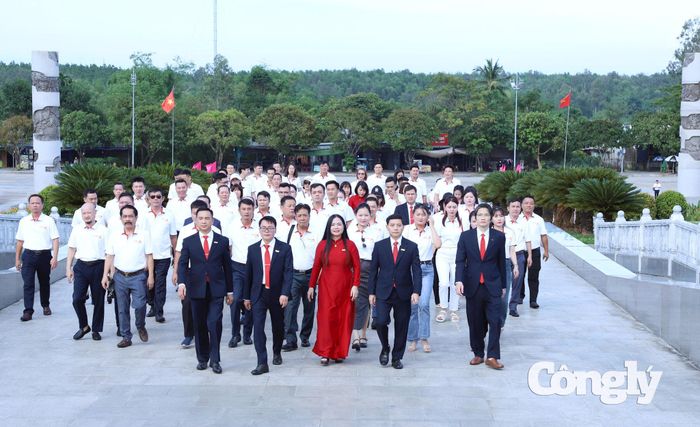Đồng chí Trần Đức Vinh, Ủy viên Ban Chấp hành Đảng bộ TANDTC, Bí thư Chi bộ, Tổng Biên tập Báo Công lý làm trưởng đoàn tổ chức dâng hoa, viếng hương tại Tượng đài mẹ Việt Nam anh hùng Nguyễn Thị Thứ.