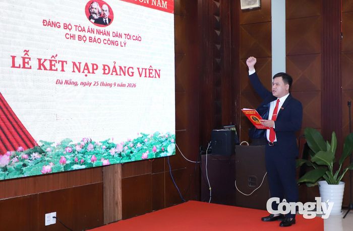 Đảng viên Nguyễn Hải Đăng tuyên thệ