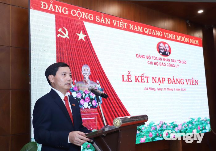 Bí thư Chi bộ, Tổng Biên tập Trần Đức Vinh phát biểu giao nhiệm vụ cho 3 đồng chí đảng viên mới