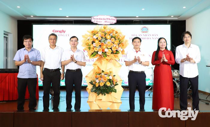 Nhân dịp này, TAND thành phố Đà Nẵng tặng hoa chúc mừng kỷ niệm 25 năm Ngày thành lập Báo Công lý (25/9/2001 – 25/9/2026).