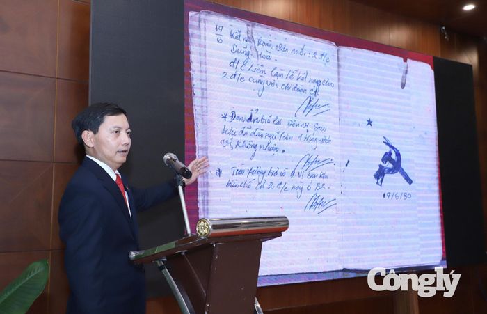 Bí thư Chi bộ, Tổng Biên tập Trần Đức Vinh giao nhiệm vụ thông qua hình cuốn sổ tay và bút tích của liệt sĩ Nguyễn Văn Thi