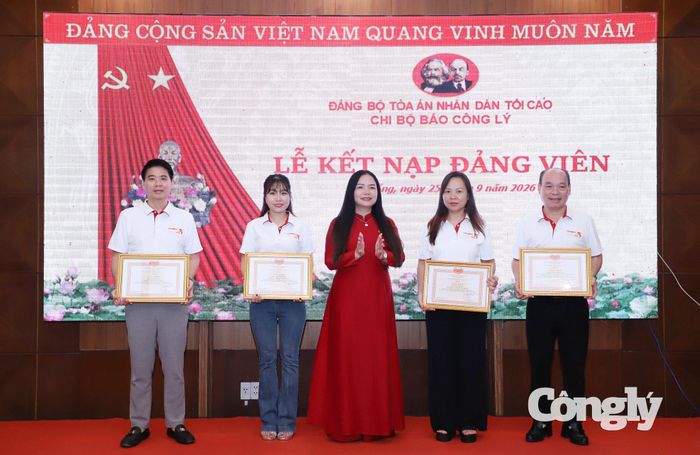 Đồng chí Tô Thị Lan Phương, Phó Tổng Biên tập trao tặng Giấy khen của Tổng Biên tập Báo Công lý cho các cá nhân