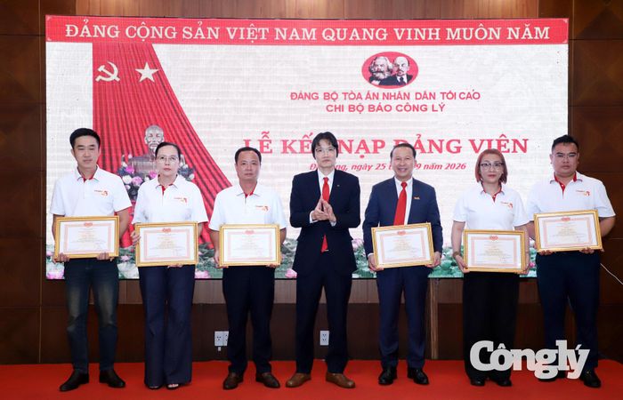 Đồng chí Võ Tuấn Anh, Phó Tổng Biên tập trao tặng Giấy khen của Tổng Biên tập Báo Công lý cho các cá nhân