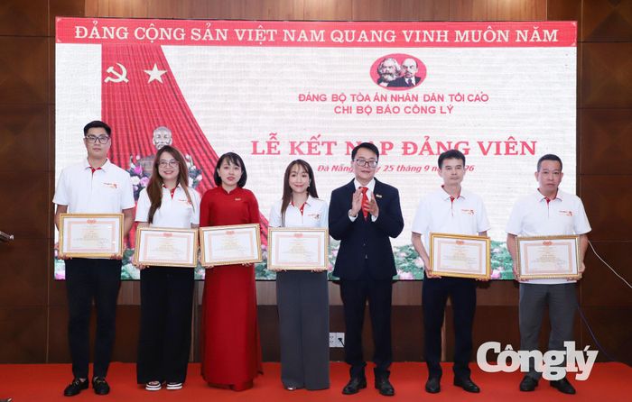 Đồng chí Nguyễn Trung Kiên, Phó Tổng Biên tập trao tặng Giấy khen của Tổng Biên tập Báo Công lý cho các cá nhân