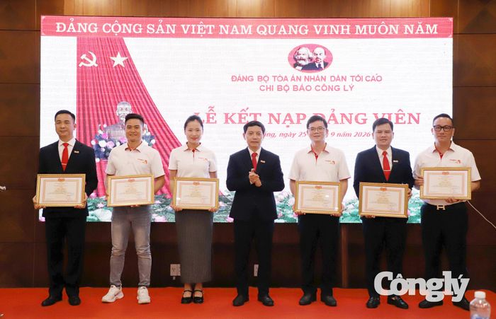 Tổng Biên tập Báo Công lý trao tặng Giấy khen cho các cá nhân