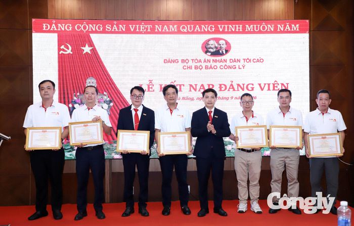 Nhân dịp này Báo Công lý đã tặng Giấy khen của Tổng Biên tập Báo Công lý cho 7 tập thể và 25 cá nhân đã thành tích xuất sắc trong phong trào thi đua lập thành tích chào mừng kỷ niệm 25 năm Ngày thành lập Báo Công lý (25/9/2001 – 25/9/2026).