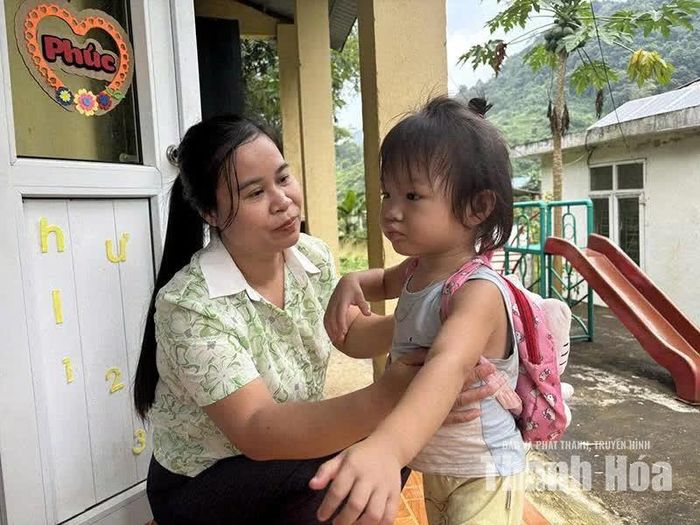 Cô giáo Hà Thị Lam cùng trò.