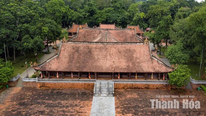 Chính điện Lam Kinh nằm trong Khu di tích lịch sử, văn hóa và kiến trúc nghệ thuật quốc gia đặc biệt Lam Kinh, tỉnh Thanh Hóa. Theo Ban Quản lý Di sản Thành nhà Hồ và các di tích trọng điểm tỉnh Thanh Hóa, công trình dài 51m, rộng 31m, cao 25m, gồm 7 gian, 2 tầng, mái lợp ngói vảy.