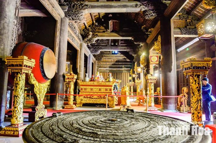 Đây là công trình kiến trúc bằng gỗ lim xanh có quy mô lớn nhất Việt Nam với khối lượng gỗ hơn 2.000m3. Không gian bên trong nổi bật với hệ thống cấu kiện gỗ được chạm khắc công phu, xen giữa những mảng sơn son, thếp vàng.