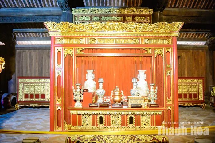 Long sàng cùng các đồ vật trong không gian thờ tự góp phần tái hiện vẻ trang nghiêm của một công trình gắn với vương triều hậu Lê.