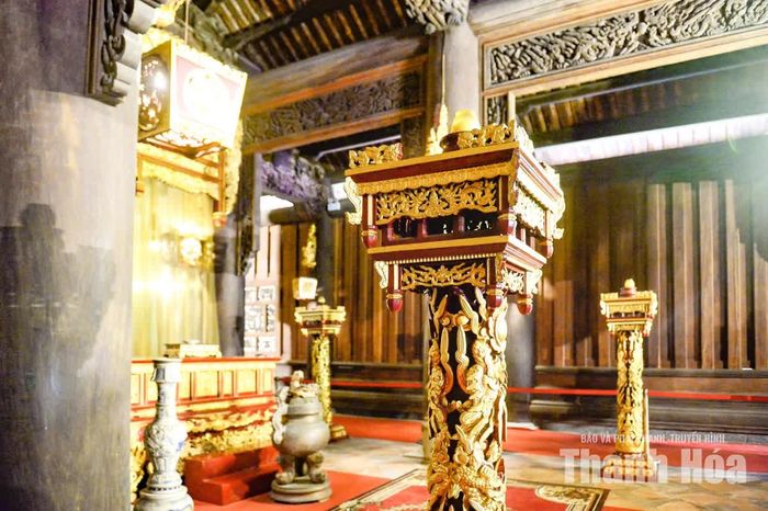 Một số đèn trong chính điện được thiết kế cách điệu, nổi bật với những hoa văn được chăm chút đến từng chi tiết.