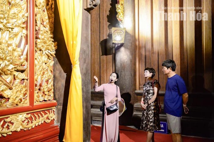 Nhiều chi tiết trong chính điện được phủ màu vàng, từ cấu kiện kiến trúc đến các vật dụng và đồ thờ, tạo nên vẻ bề thế cho không gian trung tâm.