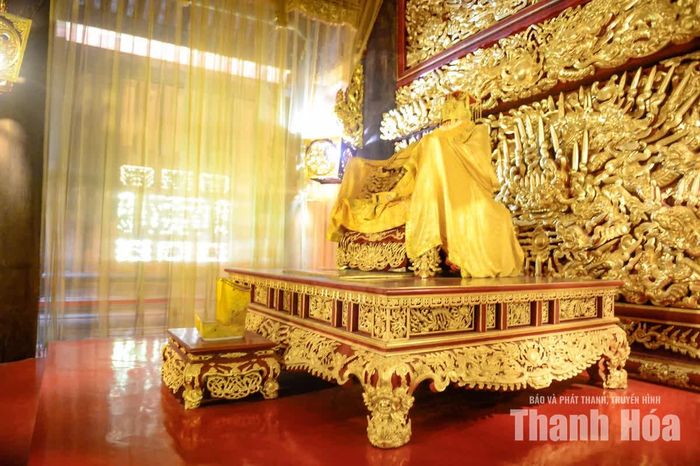Khu vực đặt ngai vua là một trong những điểm nhấn thu hút du khách khi tham quan chính điện. Các chi tiết trang trí mang vẻ quyền uy, tôn nghiêm.