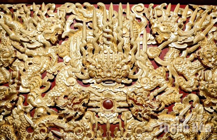 Những linh vật được tạo hình cầu kỳ, nổi bật giữa không gian nội thất chủ yếu bằng gỗ.