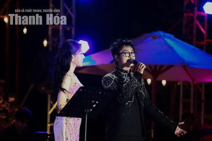 Ca sĩ Ninh Trịnh Quang Minh - Giải nhất dòng nhạc nhẹ Cuộc thi Tiếng hát Hà Nội 2024 chia sẻ: “Mỗi người nghệ sĩ đều có một nơi để bắt đầu. Và với Minh, Thanh Hóa chính là nơi đã nuôi dưỡng tình yêu âm nhạc từ những ngày đầu tiên. Vì thế, mỗi lần được trở về, được hát cho khán giả quê hương nghe, Minh luôn cảm thấy vừa hạnh phúc, vừa biết ơn. Tối nay, tại sân khấu Trạm âm nhạc - nơi kể những câu chuyện về tình yêu và nỗi nhớ, Minh hy vọng tiếng hát của mình có thể chạm đến một góc ký ức nào đó trong trái tim mỗi khán giả”.