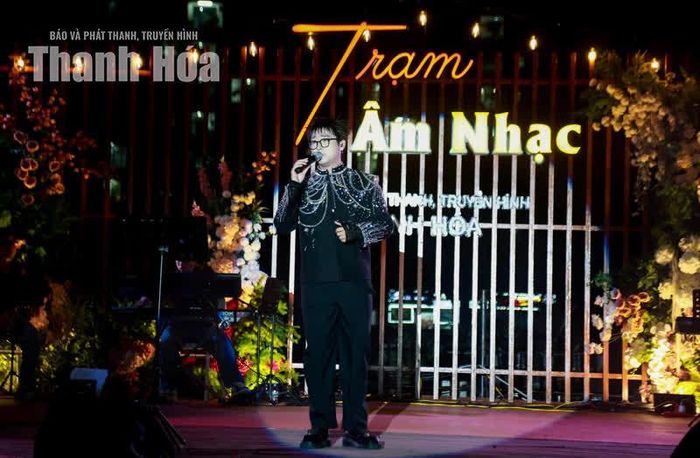 Không phải những ca khúc mới lạ, chương trình tìm đến những bản ballad đã quen thuộc với công chúng như “Vì em còn thương”, “Để nhớ một thời ta đã yêu”, “Hãy về đây bên em”, “Dẫu có lỗi lầm”, “Ai chung tình được mãi”, “Vùng trời bình yên”, “Tình yêu tôi hát”... Chính sự thân thuộc ấy lại tạo nên sức hấp dẫn riêng. Bởi đôi khi, điều níu chân người nghe không phải một giai điệu mới, mà là cảm giác được gặp lại một phần ký ức của mình trong một bài hát từng nghe ở một thời điểm rất khác.