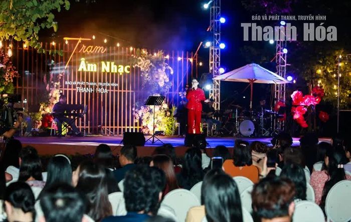 Chương trình được dàn dựng công phu, quy tụ nhiều nghệ sĩ tên tuổi trong lĩnh vực âm nhạc, mang đến không gian nghệ thuật lắng đọng giữa trời thu xứ Thanh.