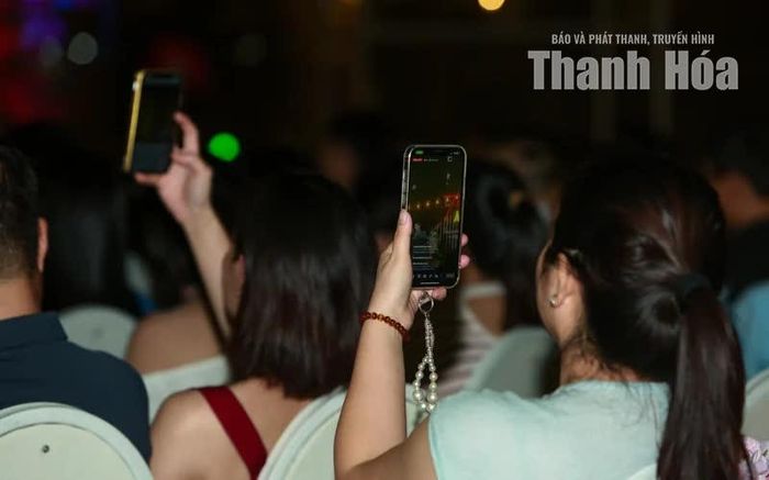 Khán giả ghi lại những khoảnh khắc đẹp của chương trình.