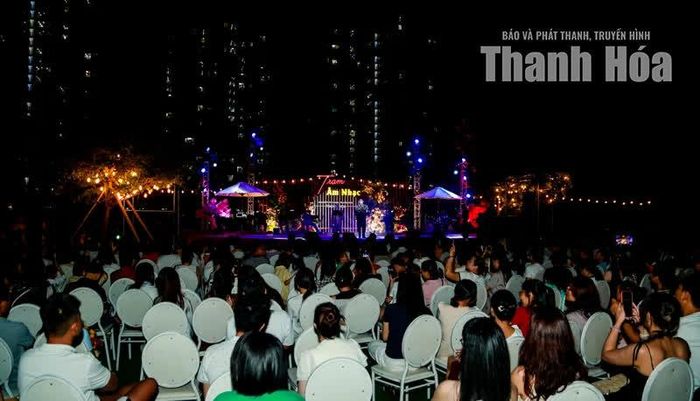 Ánh đèn laser chuyển động uyển chuyển theo từng nhịp nhạc, hòa cùng hiệu ứng ánh sáng và làn khói mờ ảo, tất cả tạo nên một không gian trình diễn nghệ thuật mãn nhãn.