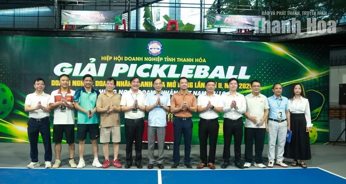 Phó Chủ tịch UBND tỉnh Đầu Thanh Tùng chụp ảnh lưu niệm cùng các đại biểu dự giải.