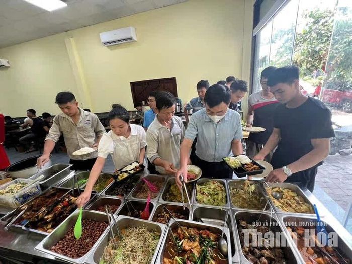 Tại quán cơm Bảo Anh, khách tự chọn món và thoải mái thưởng thức nhiều lần...