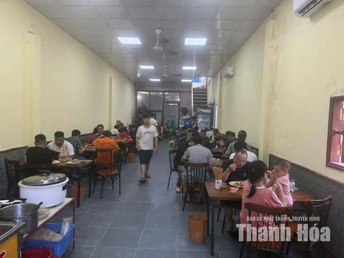 Quán cơm bình dân Bảo Anh đón khách với đủ thành phần, đối tượng.