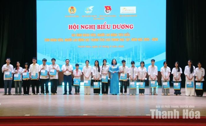 Lãnh đạo LĐLĐ tỉnh trao quà cho các cháu là con đoàn viên, NLĐ đạt thành tích cao trong học tập năm học 2025-2026.